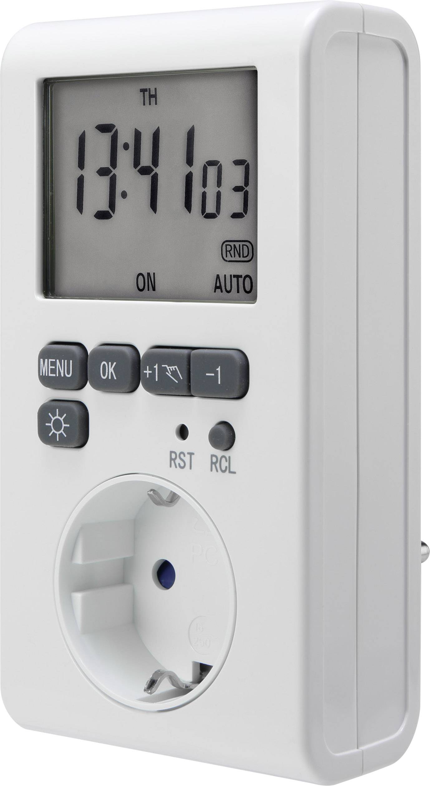 Digitaler Zeitschaltuhr mit Display, zeigt Uhrzeit 13:41 an, mehrere Tasten darunter, Steckdose im unteren Bereich.