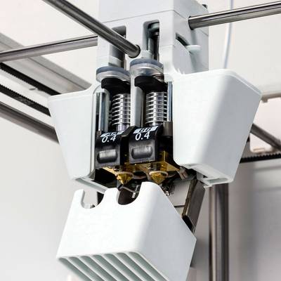 Nahaufnahme eines industriellen 3D-Druckerkomponenten, die Spulen und Zahnräder zeigen. Mechanisch und technisch präzise dargestellt.
