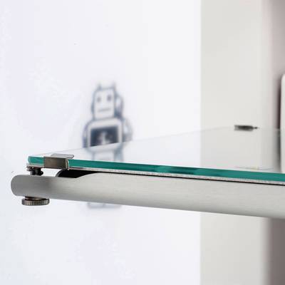 Ein transparentes, rechteckiges Glasregal mit silber-metallic Halterungen an der Wand montiert. Im Hintergrund unscharf eine Roboterabbildung.