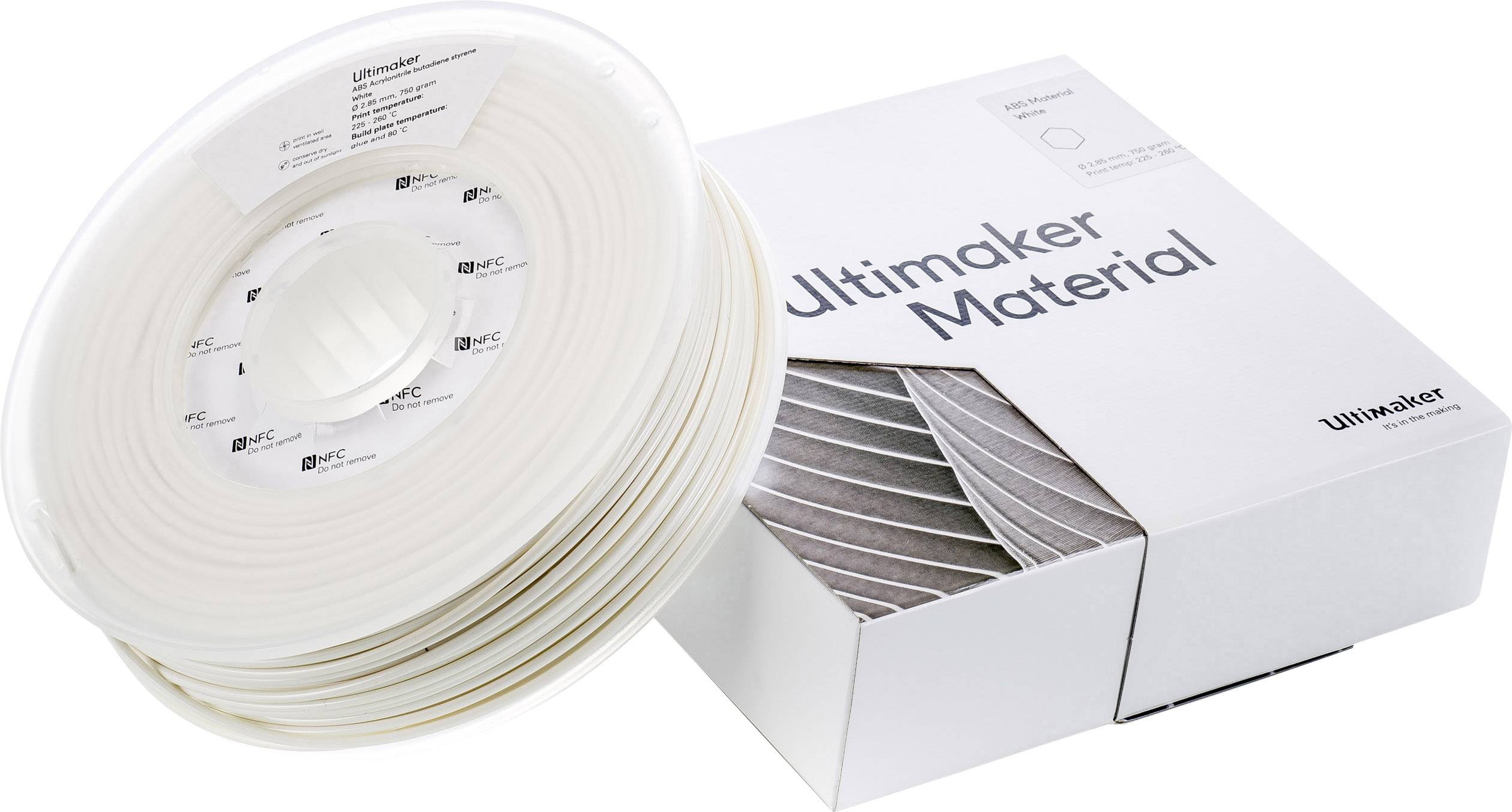 Eine Spule mit weißem 3D-Druckfilament neben einer weißen Box mit der Aufschrift 'Ultimaker Material'.