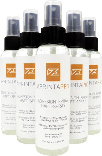 Sechs Flaschen mit Etikett 'APRINTA PRO Adhesion-Spray'. Für 3D-Druck, ohne beheiztes Druckbett. Unterstützt bei Materialien wie PLA und ABS.
