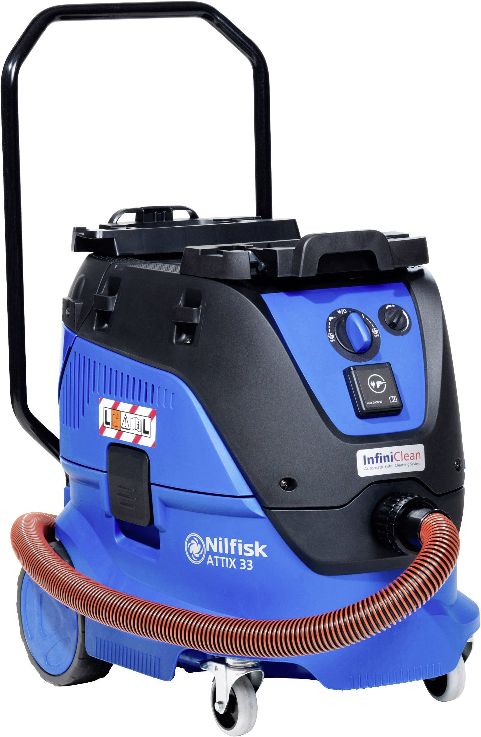 Ein blauer Industriestaubsauger mit orangenem Schlauch, Modell 'Nilfisk Attix 33', auf vier Rädern, mit schwarzem Griff und Kontrollknöpfen.