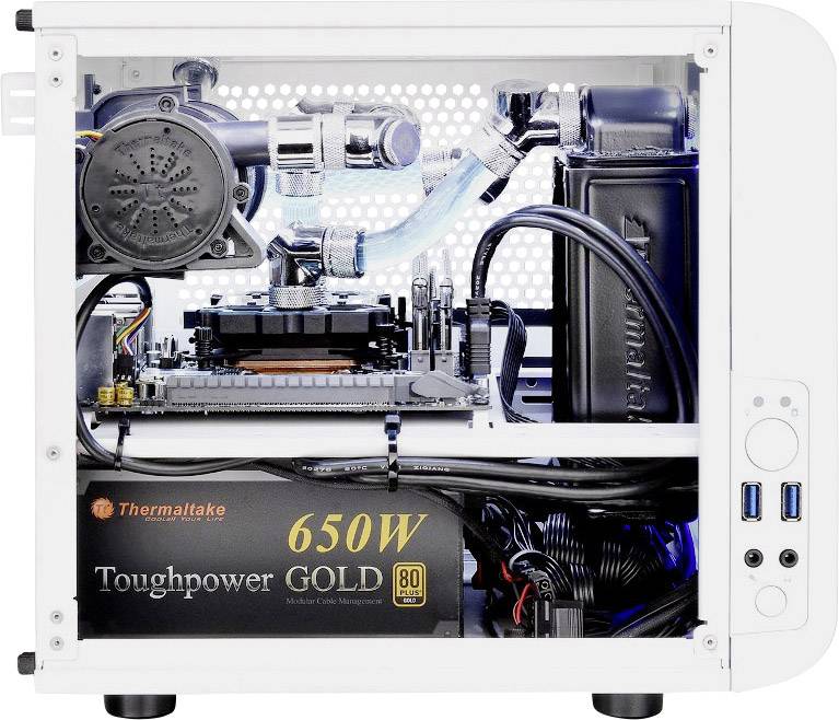 Ein Computer mit einer Wasserkühlung und einem Netzteil, 650W Toughpower Gold. Sichtbare Komponenten im Inneren des Gehäuses.