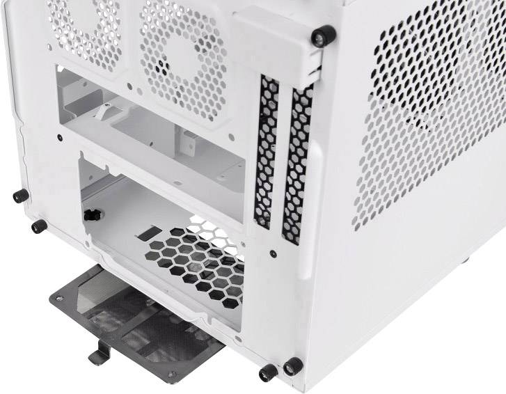 Weiße Computergehäuse-Rückseite mit Öffnungen für Anschlüsse und Lüftereinsätze. Ventilationsgitter und Schraubfixierungen sichtbar.