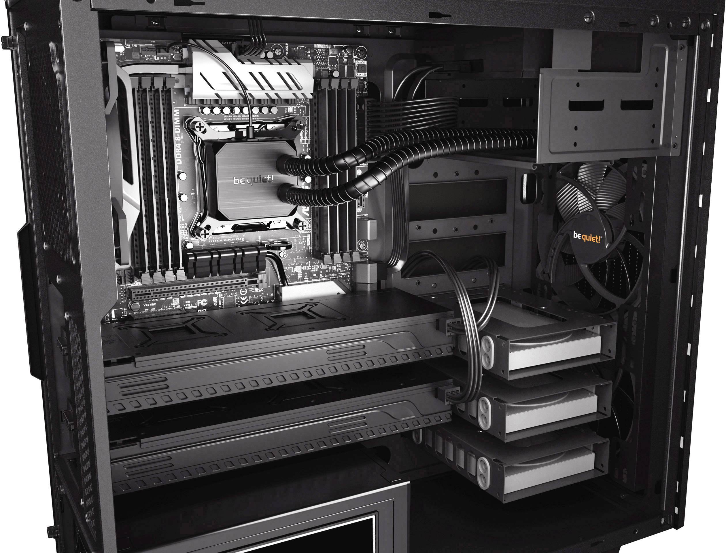 Inneres eines Computers mit sichtbarem Motherboard, Kühlrippen, Lüfter und Kabeln. Der Aufbau zeigt eine leistungsstarke Konfiguration.