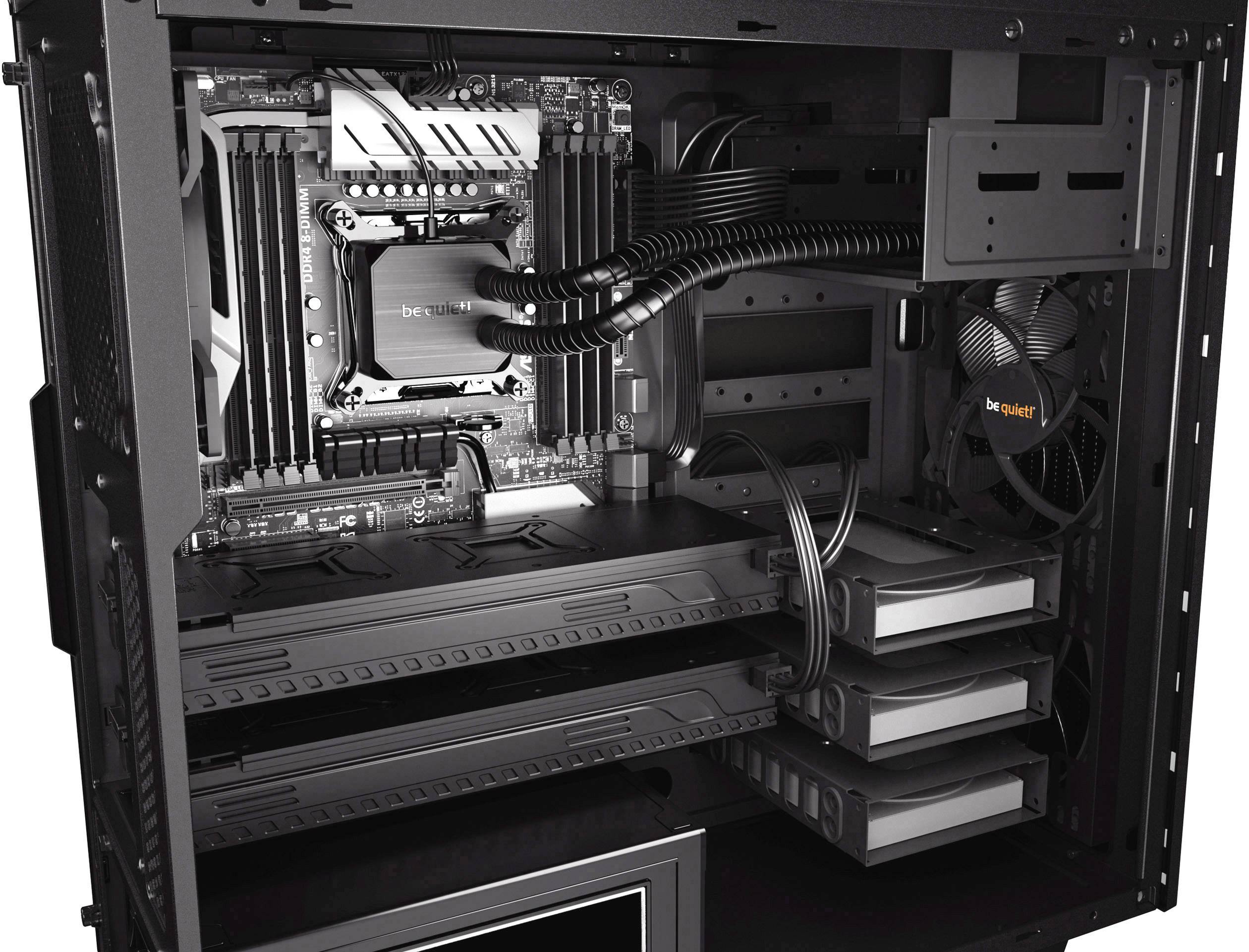 Ein geöffneter Computergehäuse zeigt das Innere mit Mainboard, Kühlkörper, Verkabelung und mehreren Lüftern.