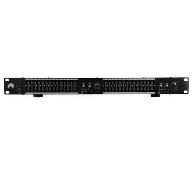 Ein 19-Zoll-Rack-Mount-Audio-Equalizer mit mehreren Schiebereglern zur Frequenzanpassung und Drehknöpfen für Lautstärkeregulierung.