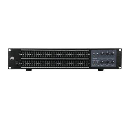 Audio-Equalizer mit 31 Schiebereglern zur Anpassung verschiedener Frequenzen, zwei Eingängen und mehreren Bedienelementen auf der rechten Seite.