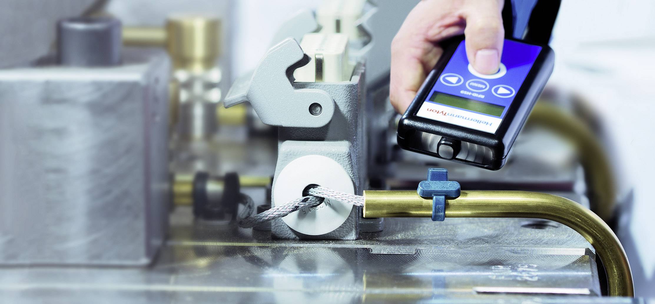 Das Bild zeigt, wie mit einem RFID-Lesegerät ein Transponder ausgelesen wird.   