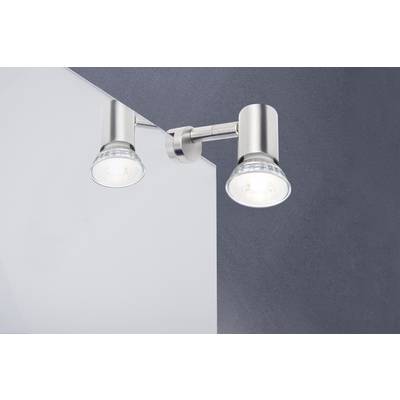Zwei moderne, verchromte Wandleuchten mit klaren Glaskuppeln sind an einer Wand montiert, leuchten nach unten. Minimalistisches Design.
