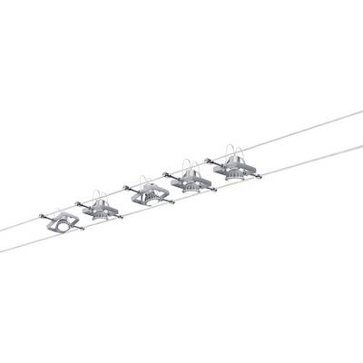 Fünf moderne Deckenstrahler sind in einer Reihe an einem Seilsystem montiert. Die Leuchten sind aus Metall und haben runde LED-Lampen.