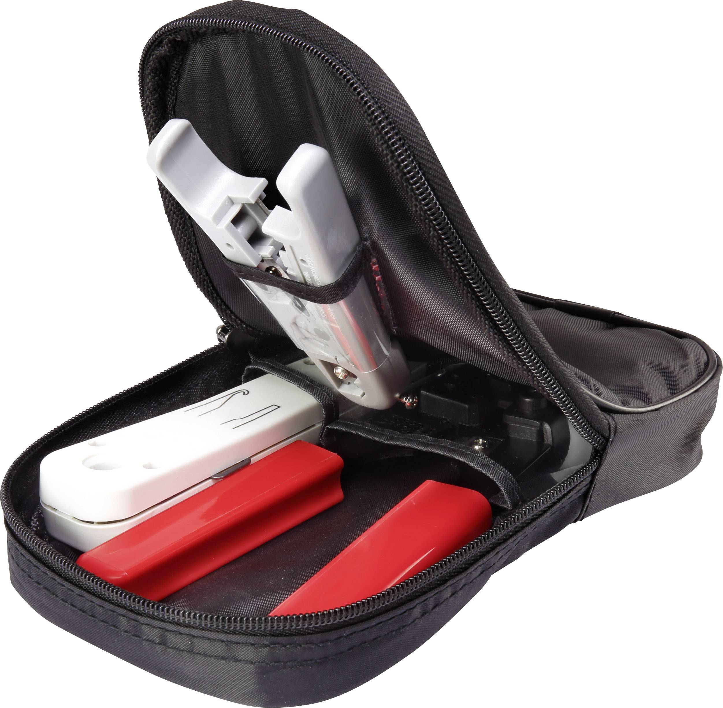 Geöffnetes schwarzes Etui mit einem weißen Drahtlosen-Arbeitsgerät und zwei roten Zubehörteilen darin, auf weißem Hintergrund.