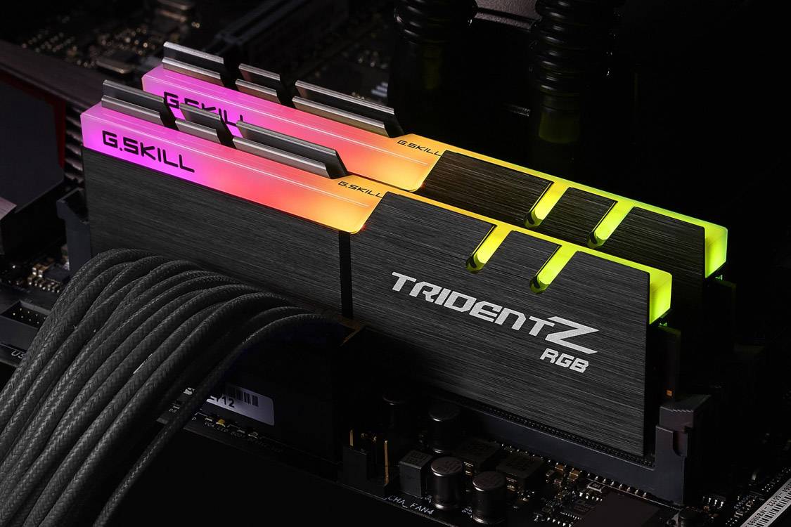 Zwei G.SKILL Trident Z RGB-RAM-Module, installiert in einem Computer-Motherboard, leuchten in bunten Farben.