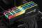 Ein Motherboard mit installierten, mehrfarbig leuchtenden RAM-Modulen der Marke G.SKILL, Modell Trident Z RGB.