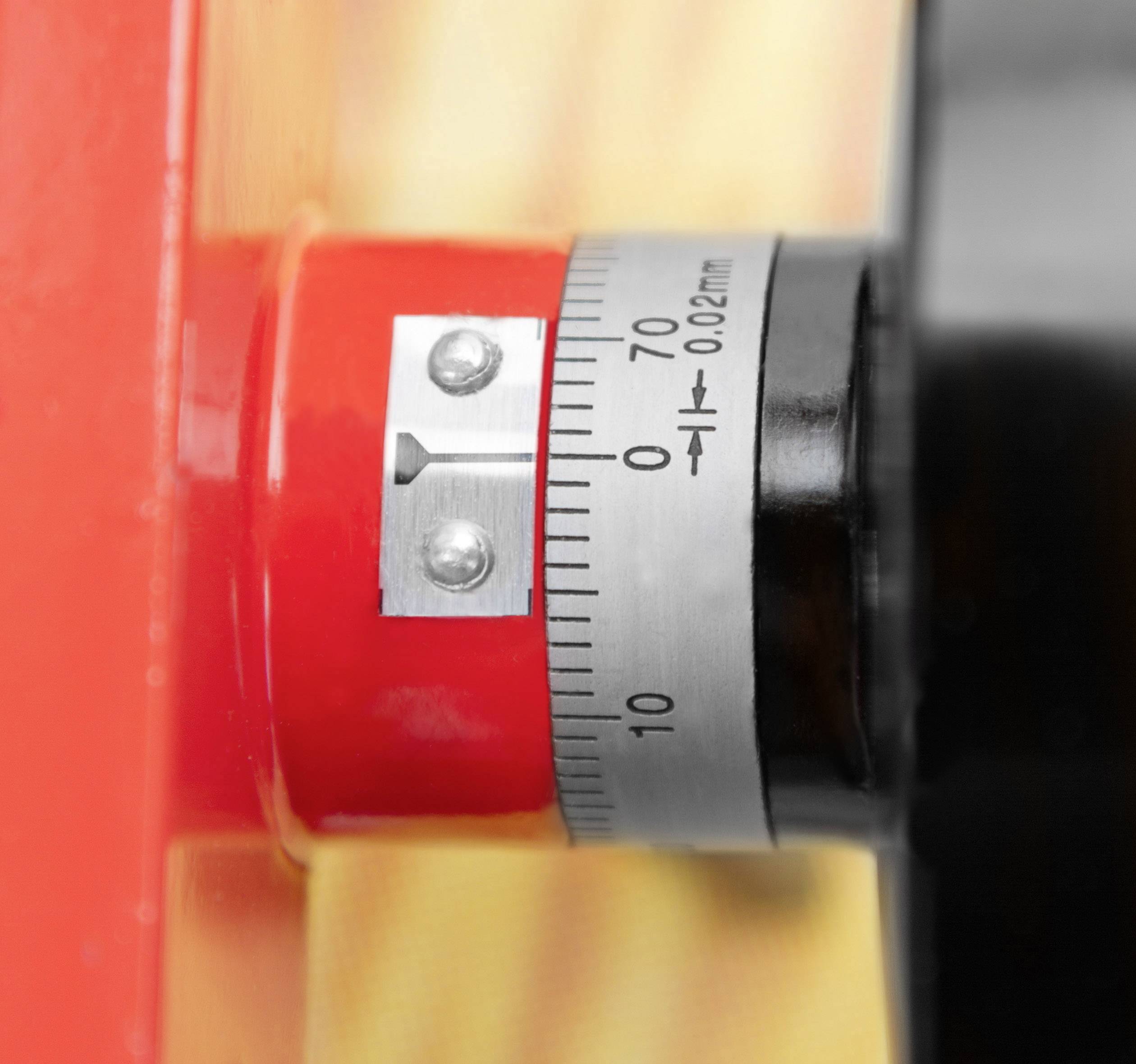 Nahaufnahme eines präzisen Einstellknopfs mit Messskala, zeigt Werte von 0 bis 10, verwendet für feine Justierungen oder Kalibrierungen.