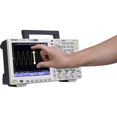 Ein Oszilloskop mit einer Hand, die auf das Display zeigt. Das Display zeigt eine wellenförmige Kurve mit vertikalem Doppelpfeil.