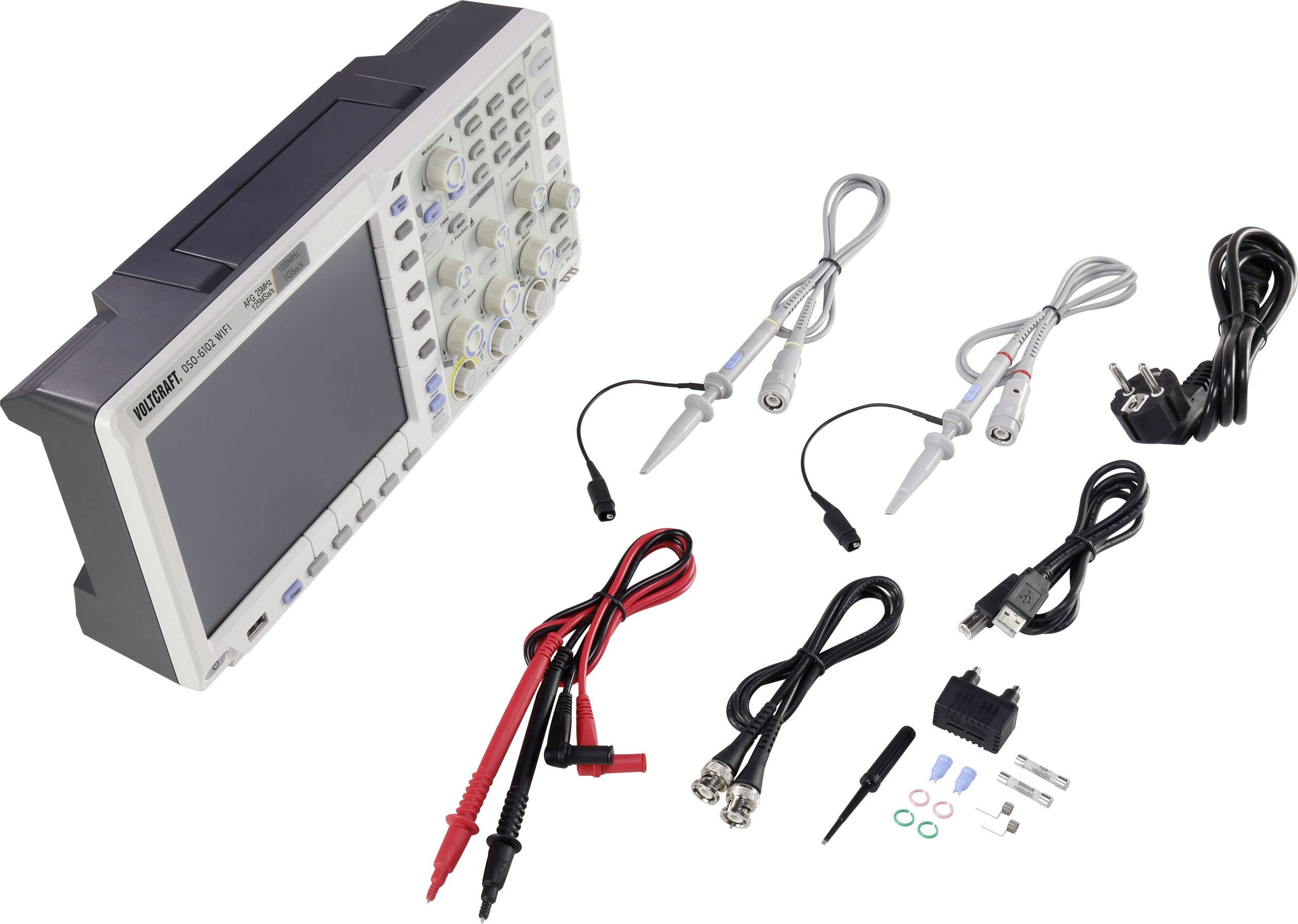 Ein digitales Oszilloskop mit zwei Sonden, Netzkabel, USB-Kabel und Zubehörteilen. Geräte für präzise elektrische Messungen.