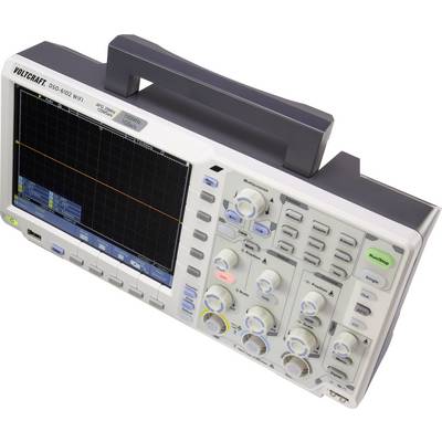 Ein Oszilloskop mit mehreren Knöpfen und einem Display, das Grafiken anzeigt. Modell 'Voltcraft DSO-6102 WIFI' auf dem Gerät.