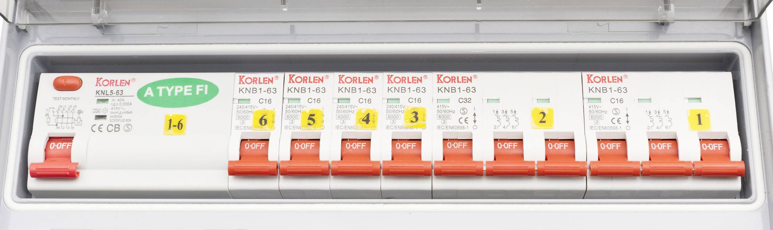 Ein elektrisches Schalttafel mit zehn roten Kippschaltern in der 'OFF'-Position. Beschriftet mit Typ FI und KORLEN KNB1-63.
