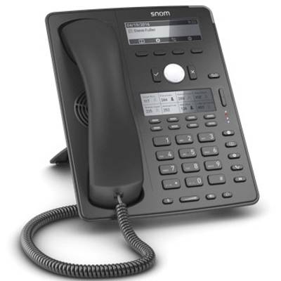 Ein schwarzes Bürotelefon mit Display und Tastenfeld, das auf einem Tisch steht. Das Display zeigt den Namen 'Steve Fuller'.