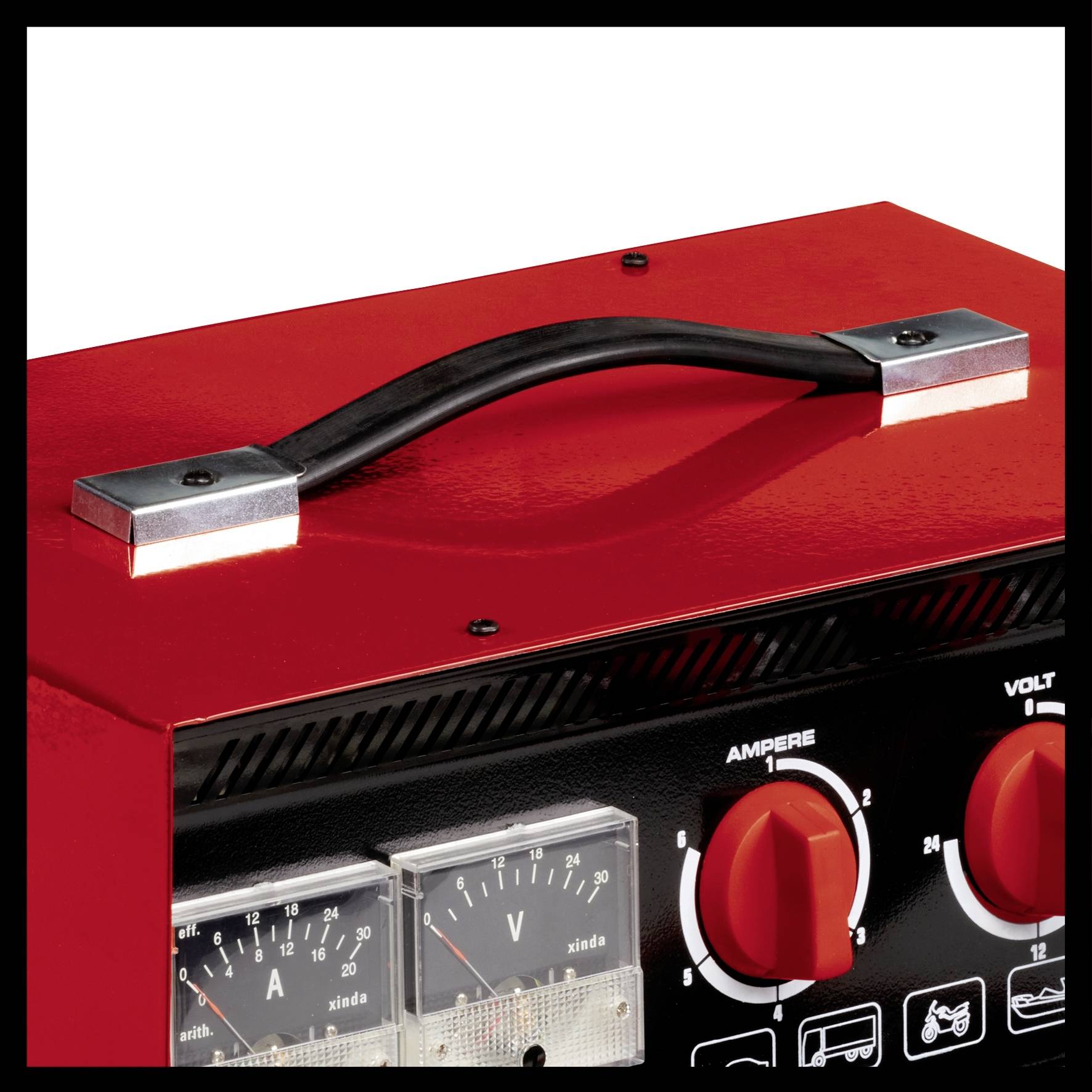 Roter tragbarer Stromgenerator mit Griff, Zwei Anzeigen für Spannung und Stromstärke sichtbar, rote Reglerknöpfe daneben.