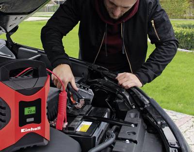 Batterieladegerät am Auto