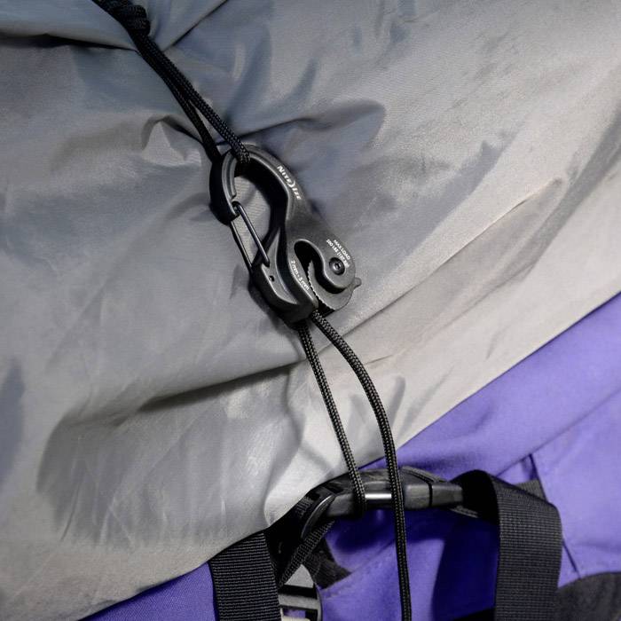 Ein grauer und blauer Stoff wird mit einem schwarzen Haken und Kordelzug befestigt, vermutlich Teil einer Tasche oder eines Zeltes.