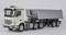 Lkw-Modell mit Kippauflieger in weißer Farbe, seitliche Ansicht. Der Lkw zeigt detaillierte Merkmale und Design eines Lastwagens.