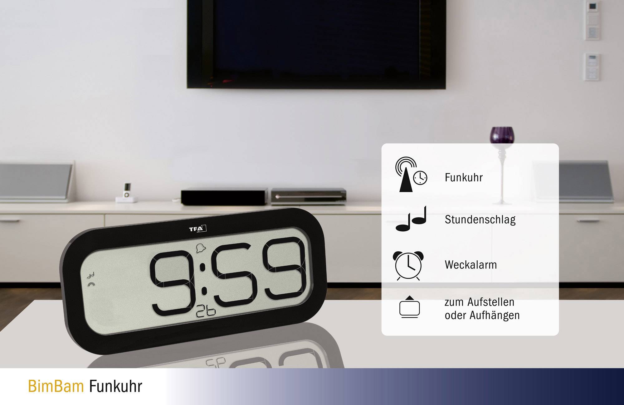 Funkuhr auf einem Tisch in einem modernen Wohnzimmer. Display zeigt 9:59 Uhr. Funktionen: Funkuhr, Stundenschlag, Weckalarm.