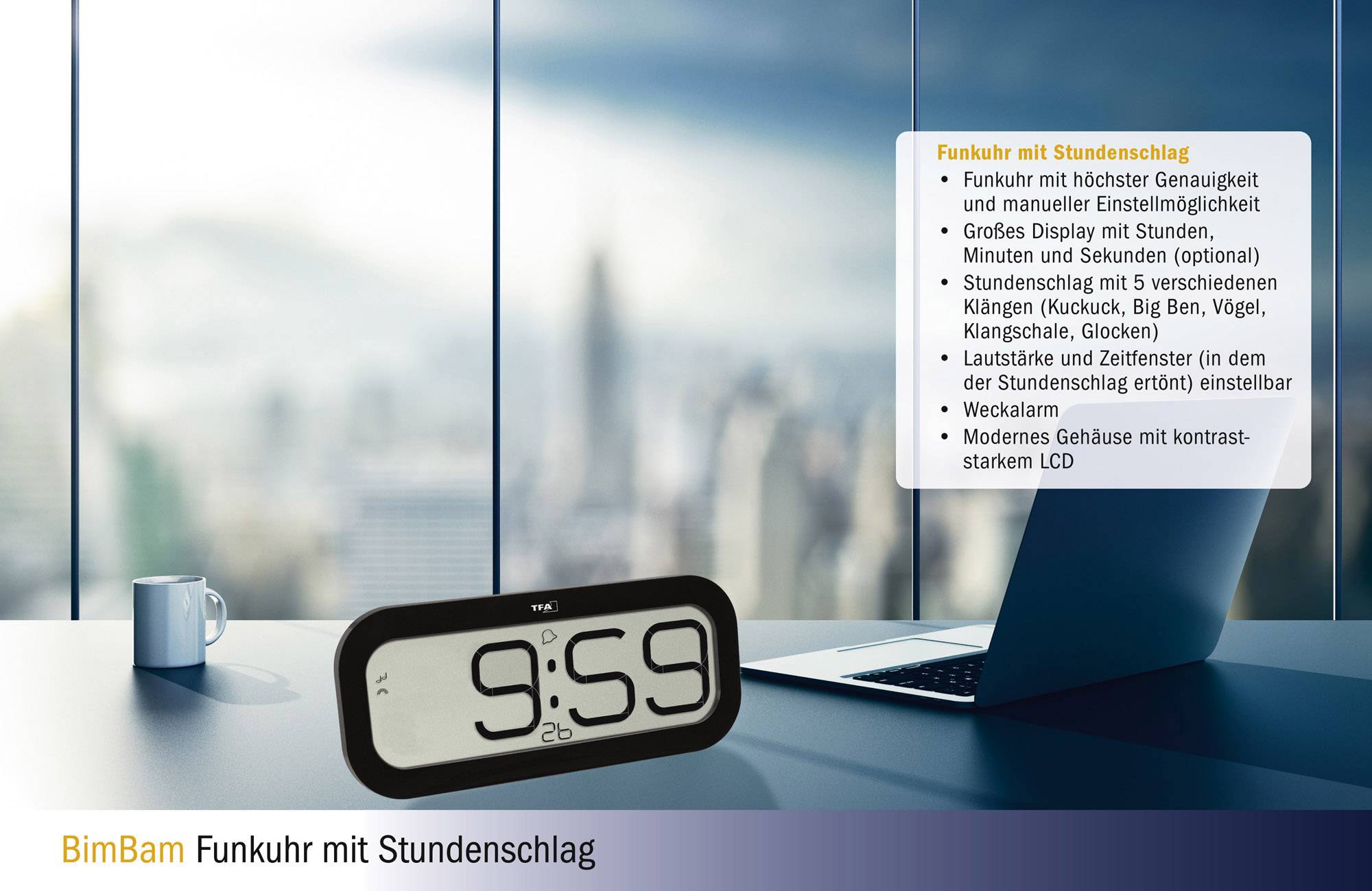 Eine Funkuhr zeigt die Zeit '9:59'. Ein Tisch mit Laptop im Hintergrund. Ein Textblock beschreibt Funktionen der Uhr, wie Stundenschlag und modernes Design.