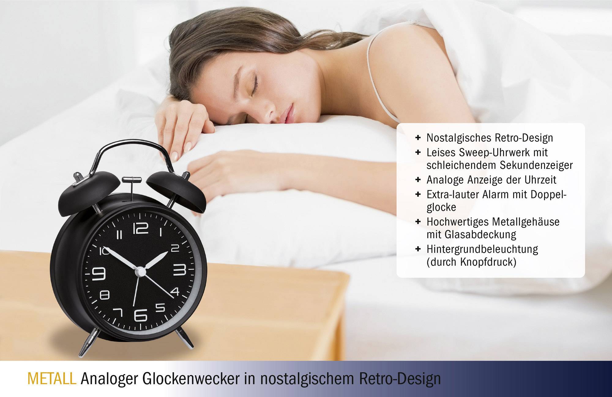 Eine Frau schläft auf einem Bett. Neben ihr steht ein schwarzer analoger Wecker im Retro-Design mit großen Ziffern und Glocken. Ein Textkasten hebt dessen Funktionen und Design hervor.