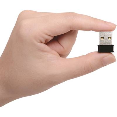 Eine Hand hält einen kleinen USB-Stick zwischen Daumen und Zeigefinger. Der USB-Stick ist schwarz und silberfarben.
