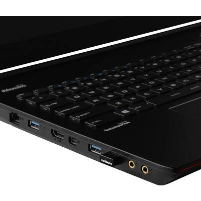Ein Laptop mit einer angeschlossenen schwarzen USB-Erweiterung. Zu sehen sind die linke Seitenleiste mit Anschlüssen und teilweise die Tastatur.