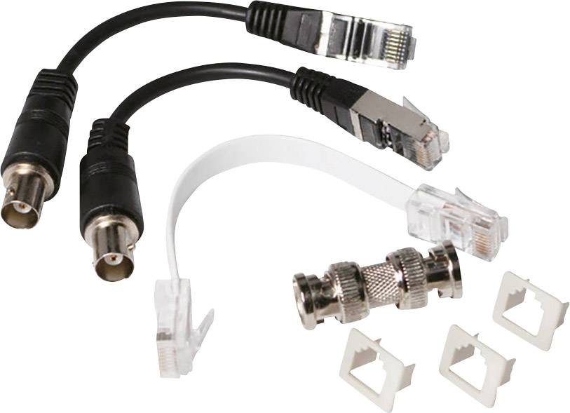 Verschiedene Adapter und Kabel, darunter RJ45- und Koaxialanschlüsse, liegen nebeneinander auf einer weißen Oberfläche.