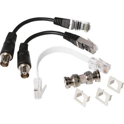 Verschiedene Adapter und Kabel, darunter RJ45- und Koaxialanschlüsse, liegen nebeneinander auf einer weißen Oberfläche.