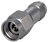 Ein Metallstecker für Koaxialkabel, zylindrische Form mit Gewinde an beiden Enden, verwendet zur Signalübertragung in elektronischen Geräten.