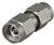 Zylindrischer Metallstecker mit sechseckigen Muttern an beiden Enden, vermutlich ein Koaxialstecker für Kabelverbindungen.