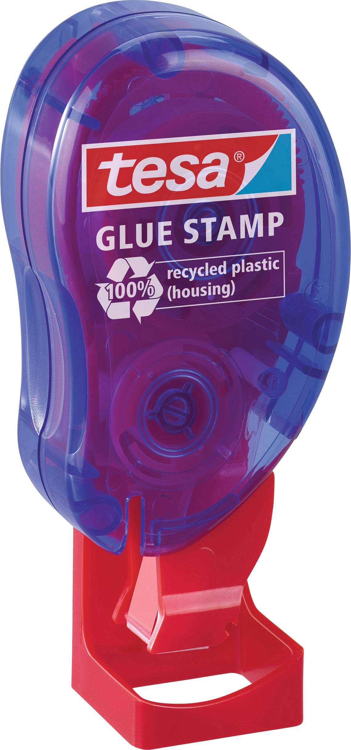 Ein blauer Tesa Klebstoffstempel mit rotem Standfuß. Aufschrift: '100% recyceltes Plastik (Gehäuse)'.