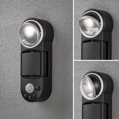 Eine schwarze, an der Wand montierte Außenlampe mit integriertem Bewegungsmelder, leuchtet und zeigt zwei Detailansichten.