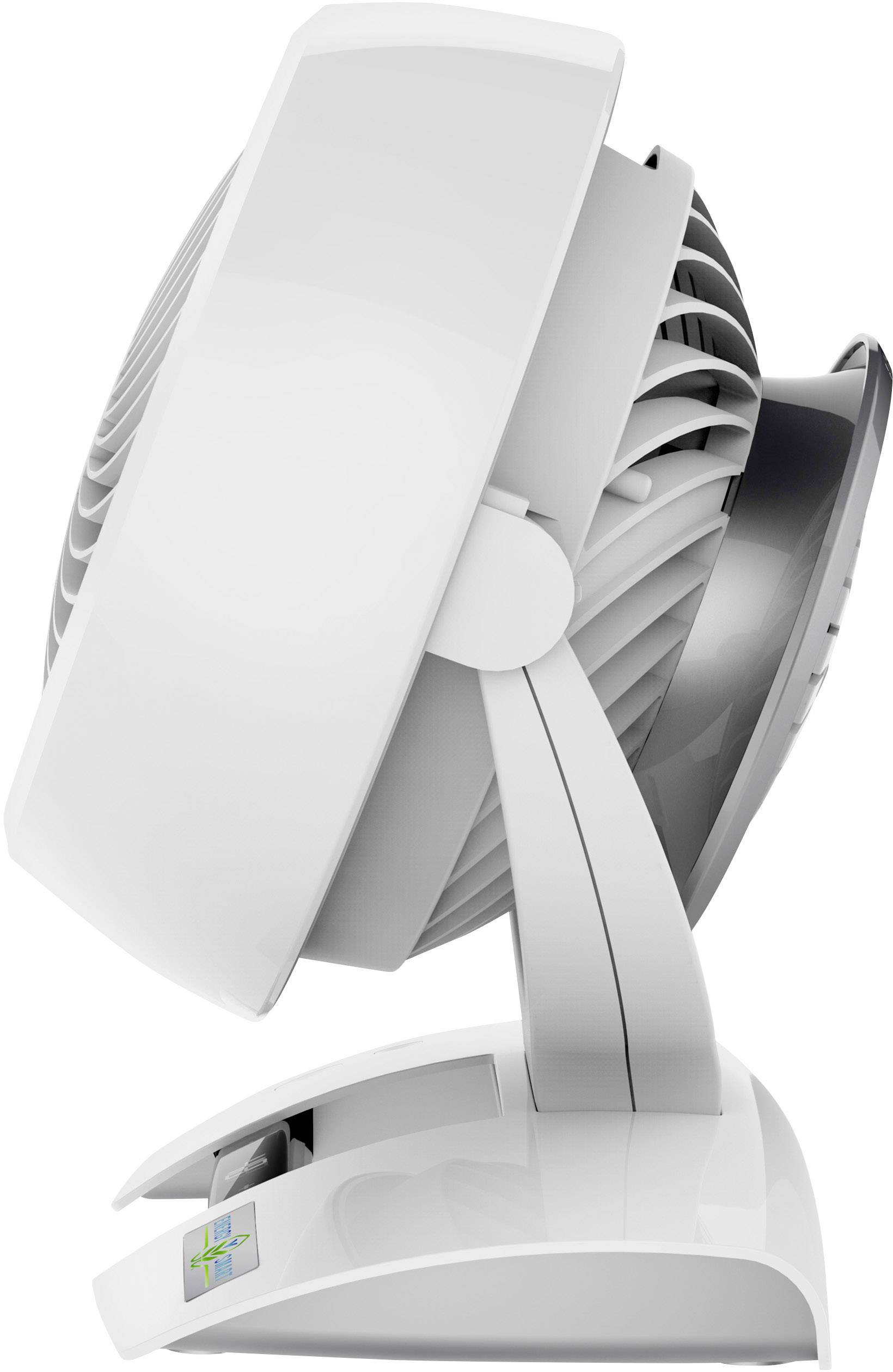 Ein weißer Tischventilator in Seitenansicht. Er hat ein modernes Design mit einem runden Schutzgitter und steht auf einem stabilen Standfuß.