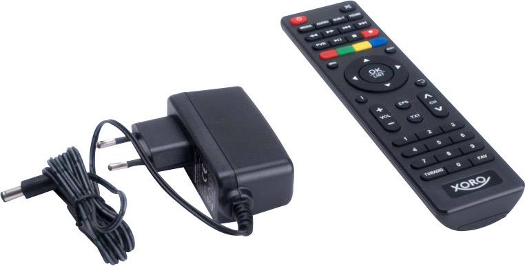 Eine Fernbedienung und ein Netzteil auf weißem Hintergrund, beide schwarz.