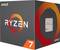 Graue Verpackung eines AMD Ryzen 7 Prozessors. Links ist ein oranger Ryzen-Logo-Kreis. Rechts unten das AMD-Logo.