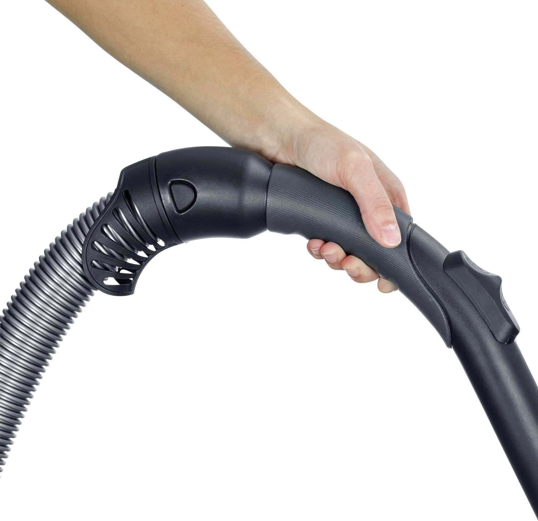Eine Hand hält einen Staubsaugerschlauch. Der Fokus liegt auf dem Griffbereich und dem flexiblen Rohrteil.