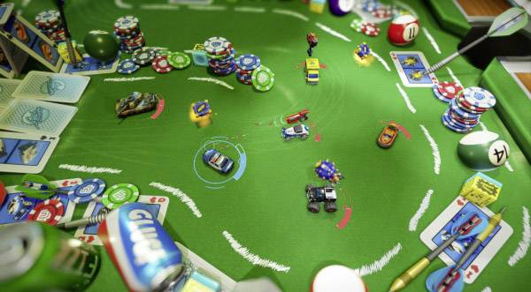 Modellautos fahren auf einem Tischrennen-Parcours, umgeben von Spielkarten und Pokerchips. Diverse Fahrzeuge navigieren um Hindernisse.