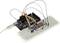 Arduino-Board verbunden mit einem LED-Display, das '1234' anzeigt. Kabel sind mit einem Steckbrett verbunden, das Stromkreise demonstriert.