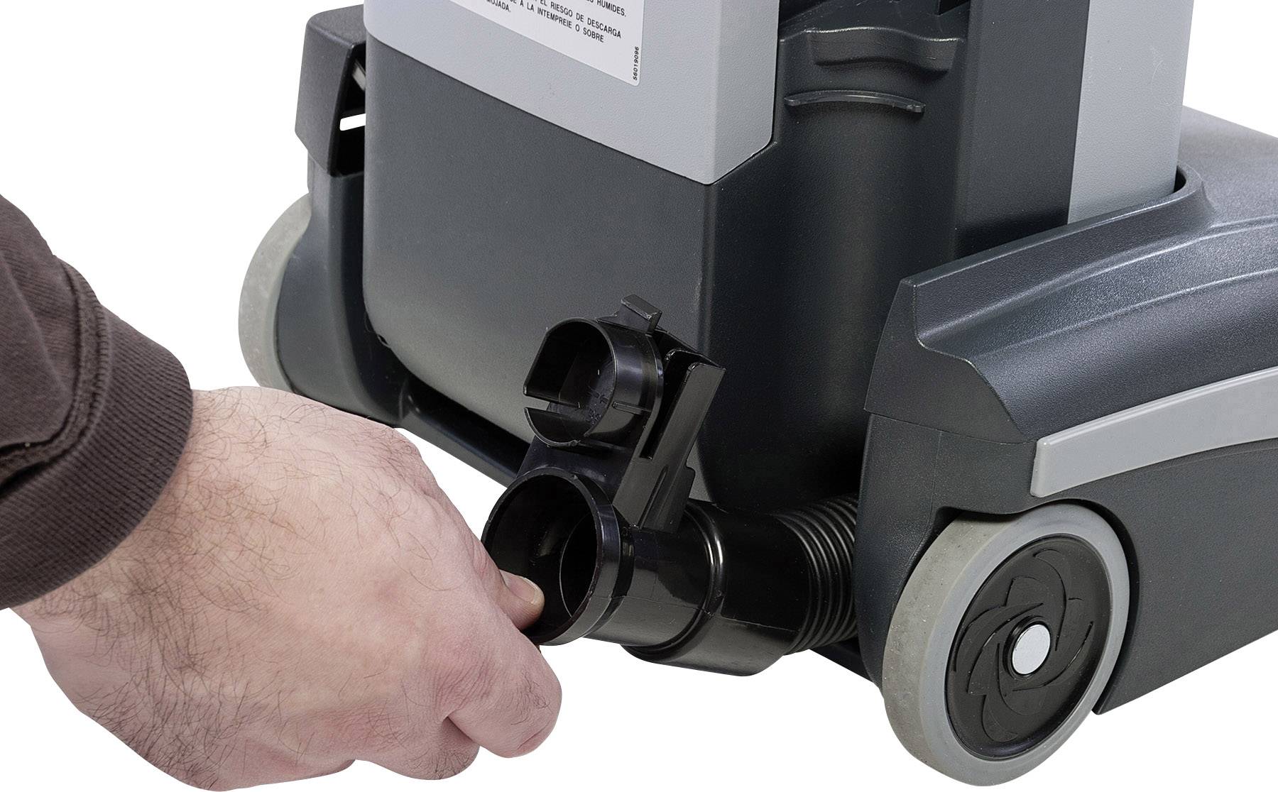 Hand dreht Ventil an einem grauen Haushaltsgerät, möglicherweise ein Staubsauger. Abfluss oder Wartungszugang wird geöffnet.