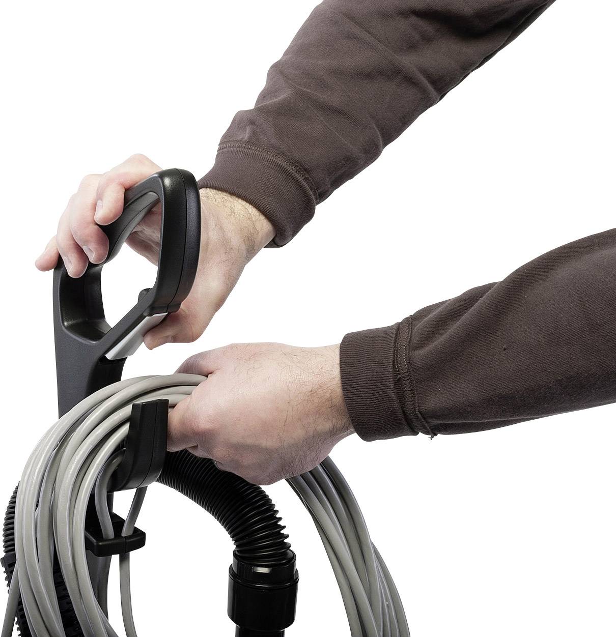 Eine Person wickelt ein langes Kabel um einen Staubsaugergriff. Der Fokus liegt auf den Händen und dem Kabel.