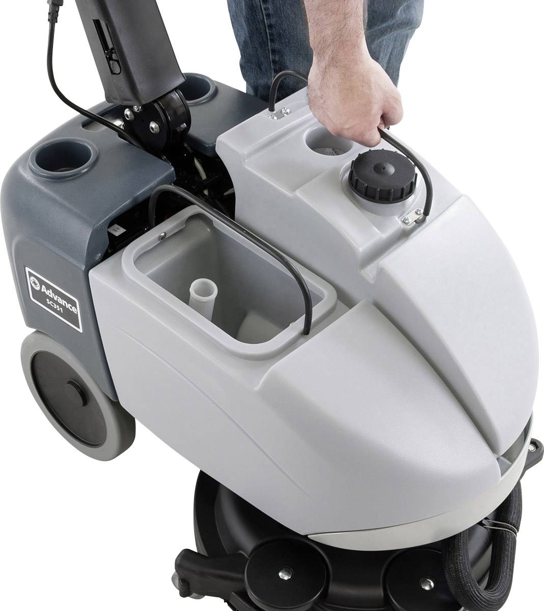 Person stellt die Wasserfüllung auf einer grauen Bodenreinigungsmaschine ein, die für effiziente Reinigung großer Flächen eingesetzt wird.