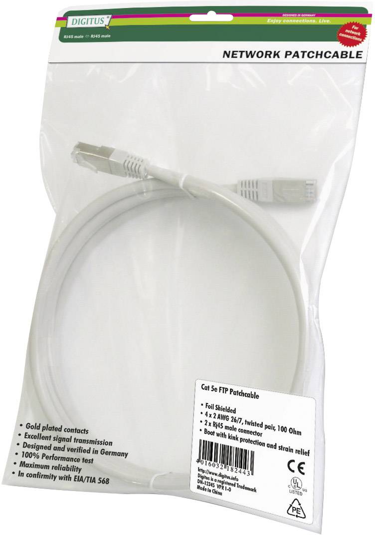 Ein weißes Netzwerk-Patchkabel in einer Plastiktüte mit Aufschrift 'Network Patchcable' und technischen Spezifikationen in Englisch.