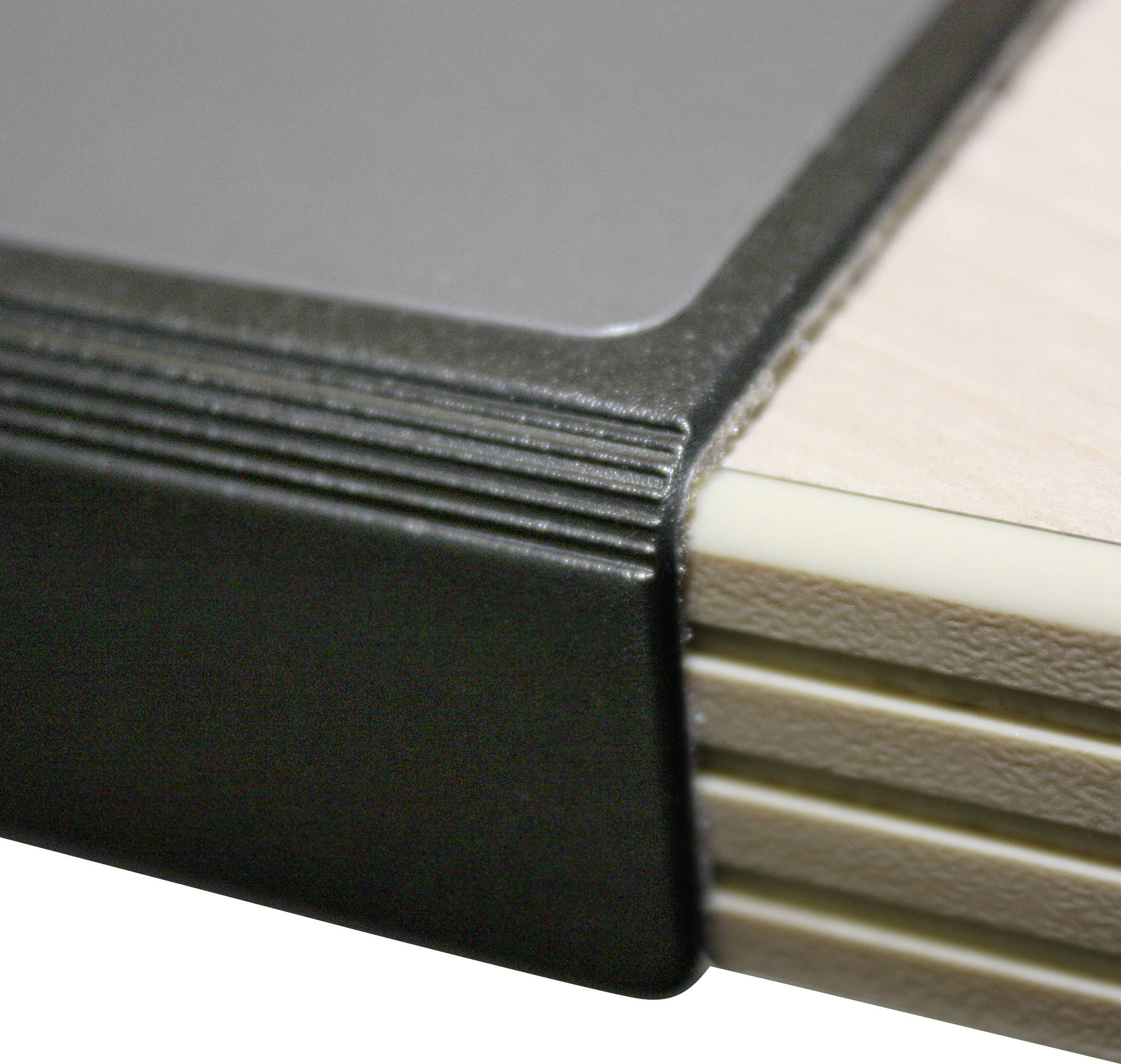 Eckenschutz aus schwarzem Kunststoff, der die Ecke eines beigen MDF-Holzbretts umhüllt und vor Beschädigungen schützt.